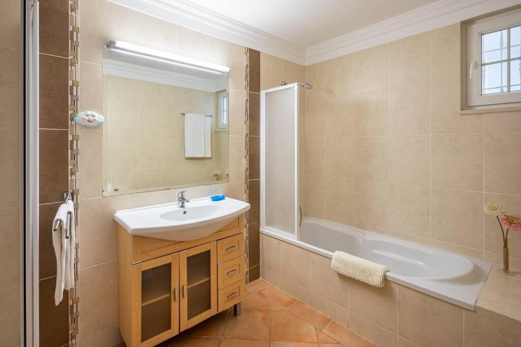 7+1 Bedroom Private Villa, Heated Pool, Games, Bbq *